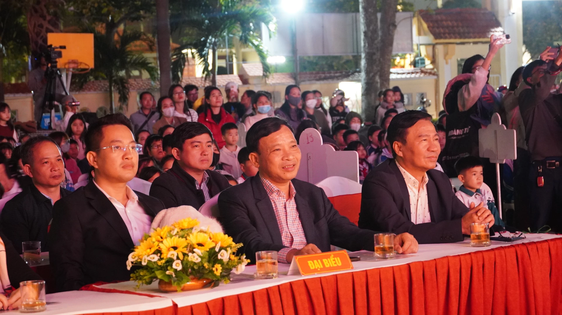 Các đại biểu tham dự chương trình - Ảnh: B.N