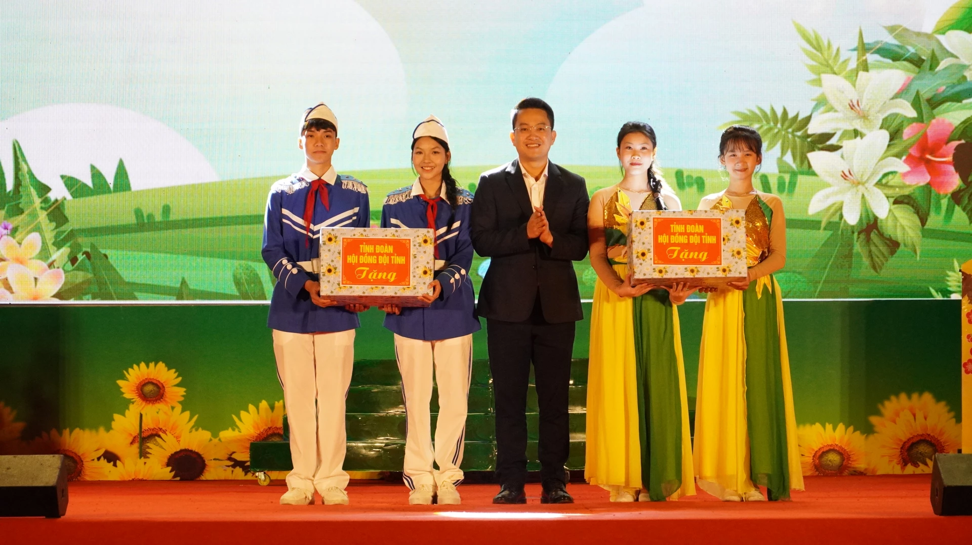 Đại diện các đơn vị đồng hành đã trao nhiều phần quà ý nghĩa cho Thiếu nhi - Ảnh: B.N