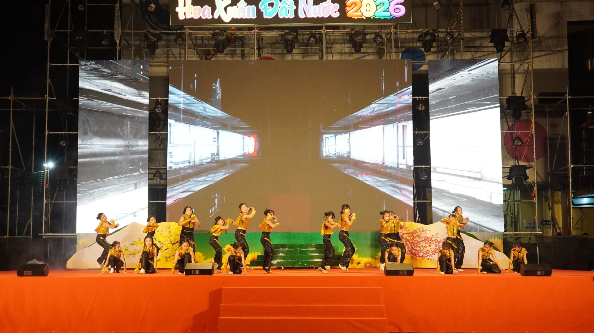 Tiết mục nhảy hiện đại - Ảnh: B.N

