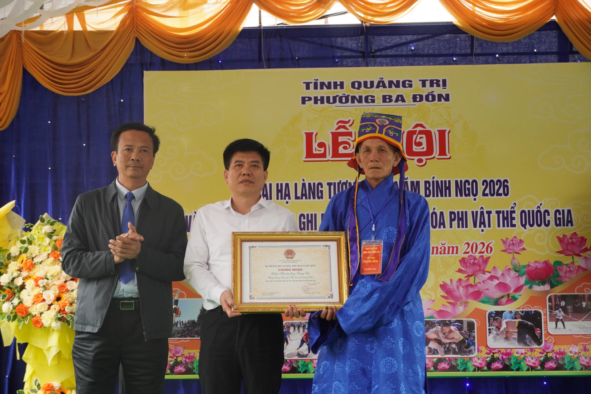 thừa ủy quyền của Bộ trưởng Bộ Văn hóa, Thể thao và Du lịch, đại diện lãnh đạo Sở Văn hóa, Thể thao và Du lịch đã trao chứng nhận Di sản văn hóa phi vật thể quốc gia đối với lễ hội Khai hạ làng Tượng Sơn - Ảnh: HL