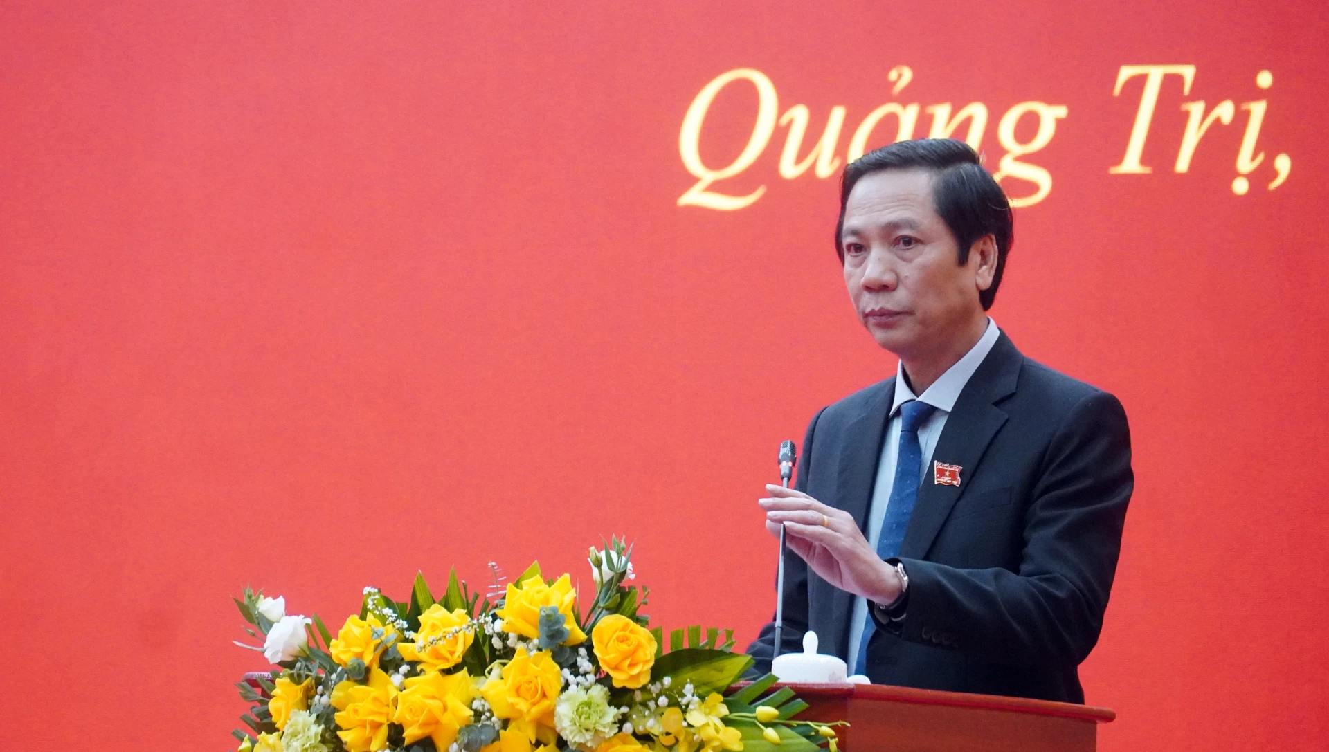 Đồng chí Hoàng Nam, Ủy viên Ban Thường vụ Tỉnh ủy, Phó Chủ tịch Thường trực UBND tỉnh trình bày Tờ trình về các nội dung trình kỳ họp  - Ảnh: N.M