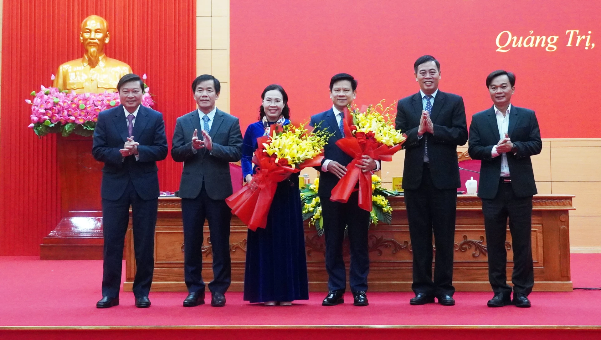 Các đồng chí lãnh đạo tỉnh tặng hoa chúc mừng các đồng chí Ủy viên Ban Thường vụ Tỉnh ủy Phạm Thị Hân và Lê Vĩnh Thế - Ảnh: N.M