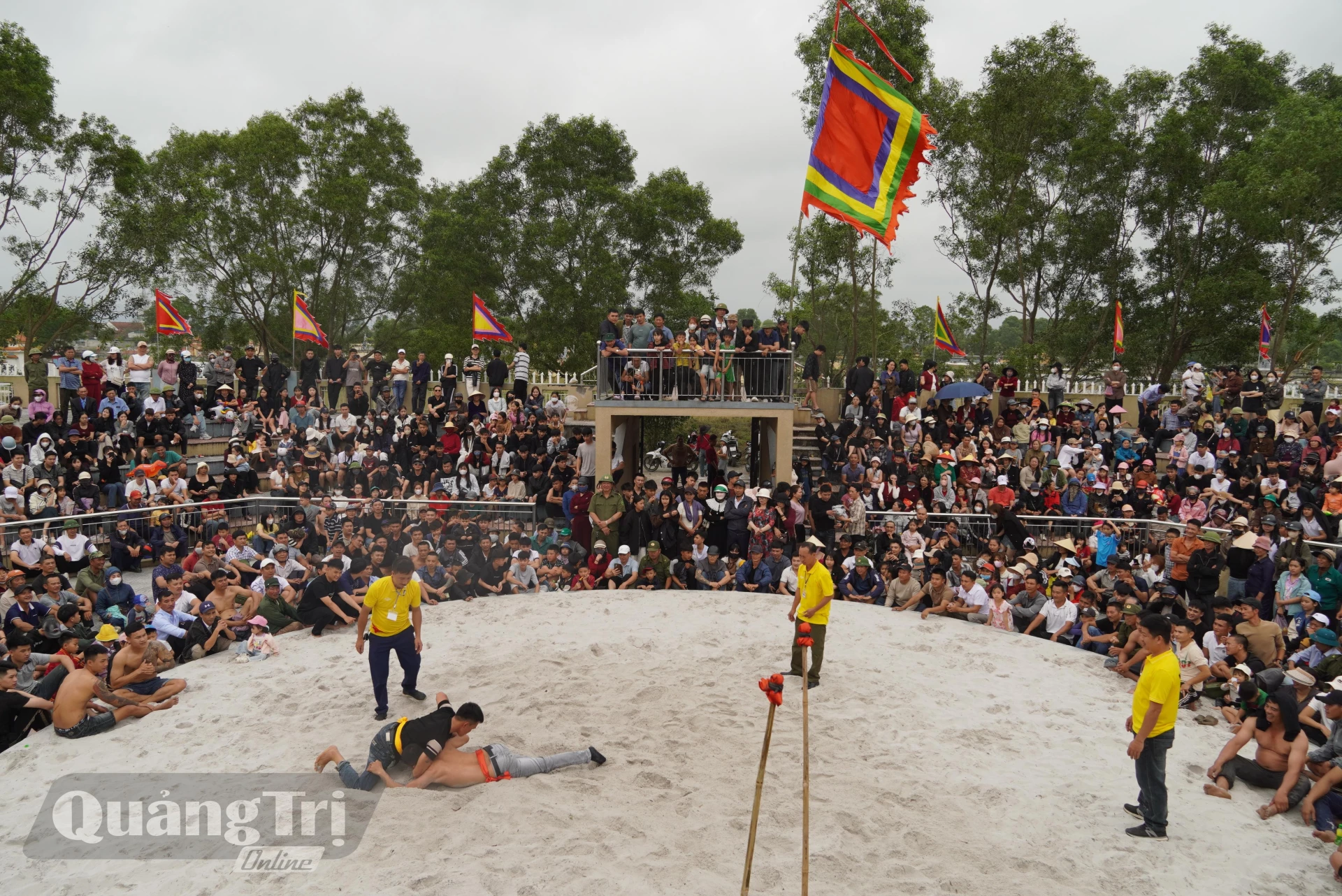 Những trận đấu vật thu hút lượng lớn cổ động viên là người dân địa phương và đông đảo du khách - Ảnh: HL