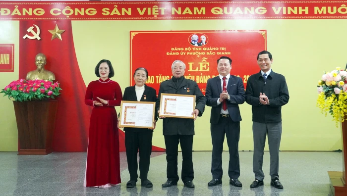 Đảng ủy phường Bắc Gianh trao Huy hiệu Đảng cho 15 đảng viên  