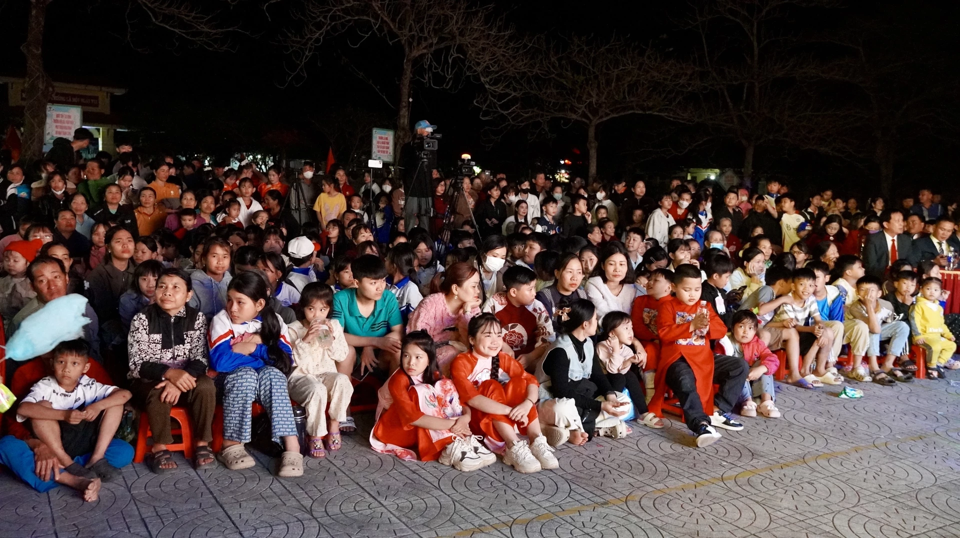 Đông đảo người dân xã Tân Mỹ đến xem, cổ vũ chương trình.-Ảnh T.A