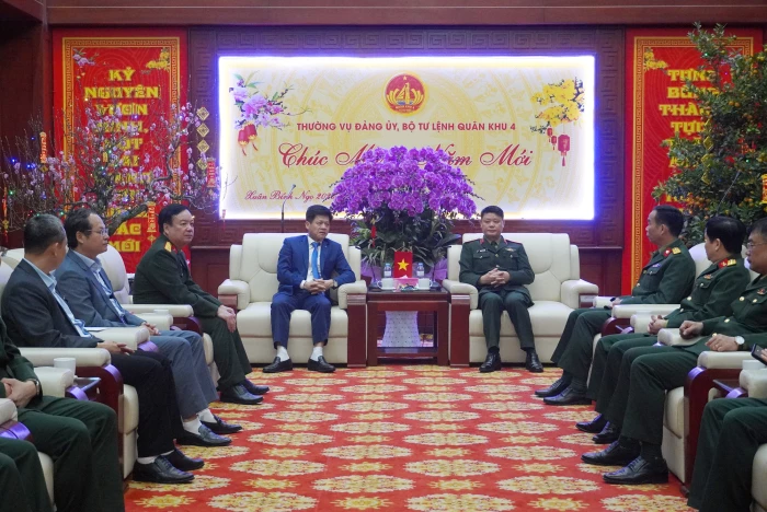 Đồng chí Phó Chủ tịch UBND tỉnh thăm, chúc Tết Bộ Tư lệnh Quân khu 4