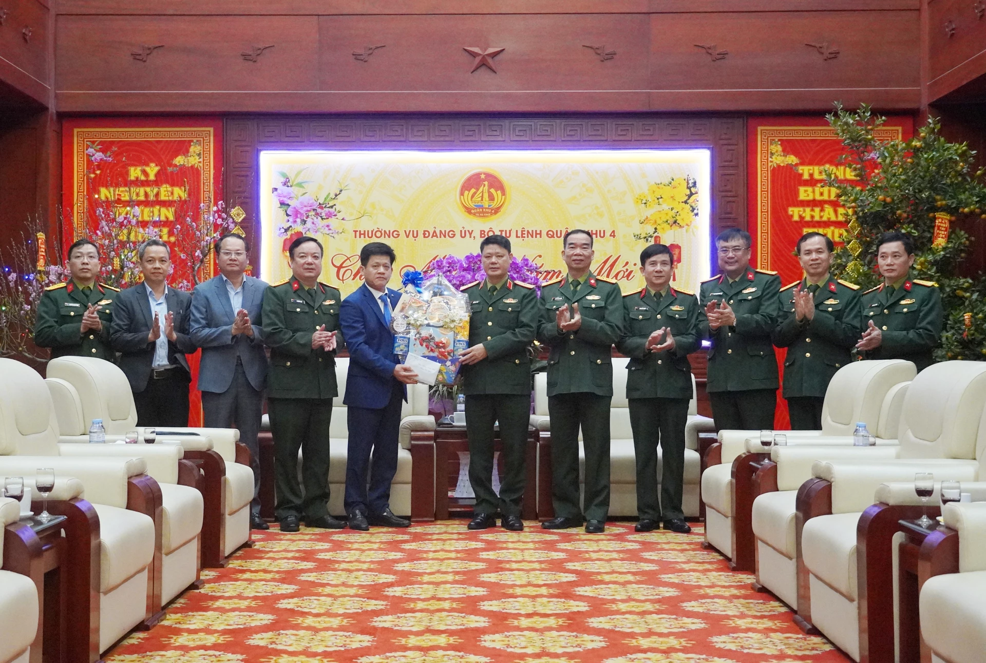 Đồng chí Lê Văn Bảo, Ủy viên Ban Thường vụ Tỉnh ủy, Phó Chủ tịch UBND tỉnh thăm, chúc Tết Bộ Tư lệnh Quân khu 4 - Ảnh: X.P