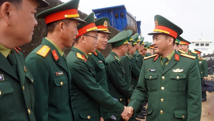 Đồng chí Chỉ huy trưởng Bộ Chỉ huy Quân sự tỉnh thăm, chúc Tết đặc khu Cồn Cỏ