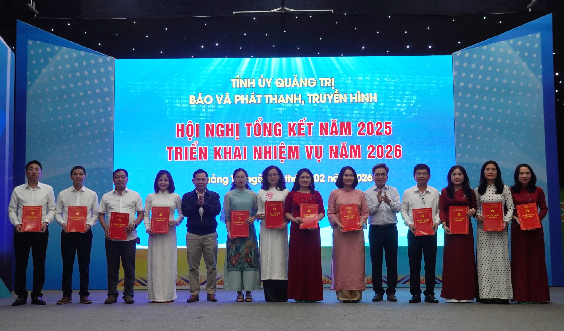 Ban giám đốc Báo và PTTH Quảng Trị trao các quyết định về công tác cán bộ - Ảnh: X.P