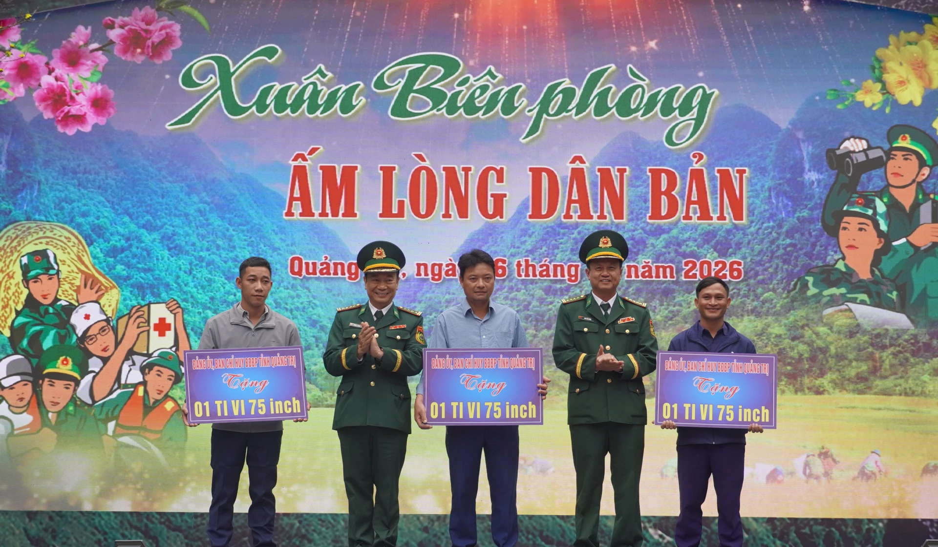 Hàng trăm suất quà Tết được trao cho đồng bào Rục tại chương trình “Xuân Biên phòng - Ấm lòng dân bản” năm 2026 - Ảnh: X.P