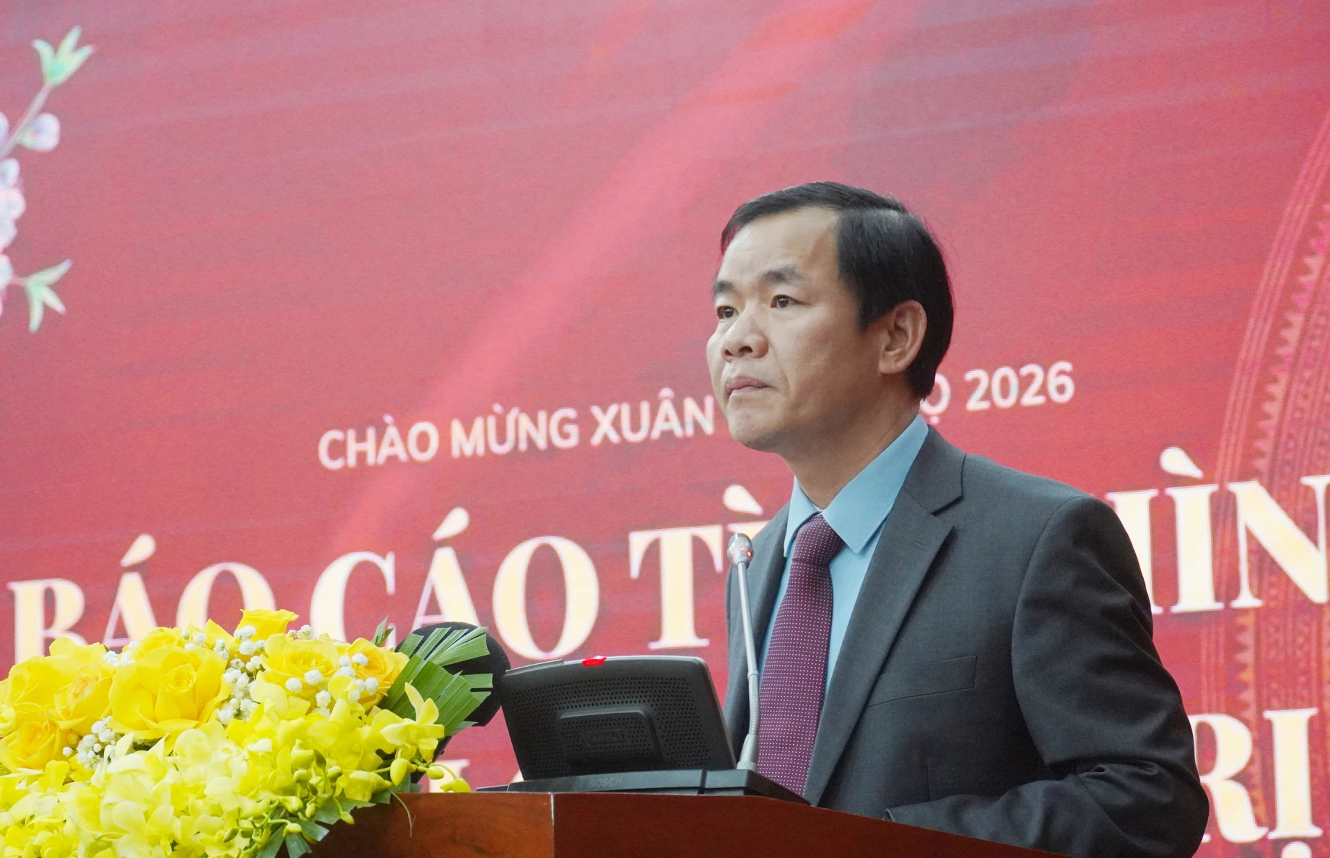 Đồng chí Bí thư Tỉnh ủy Nguyễn Văn Phương báo cáo kết quả thực hiện nhiệm vụ năm 2025 với đoàn công tác Trung ương - Ảnh: X.P