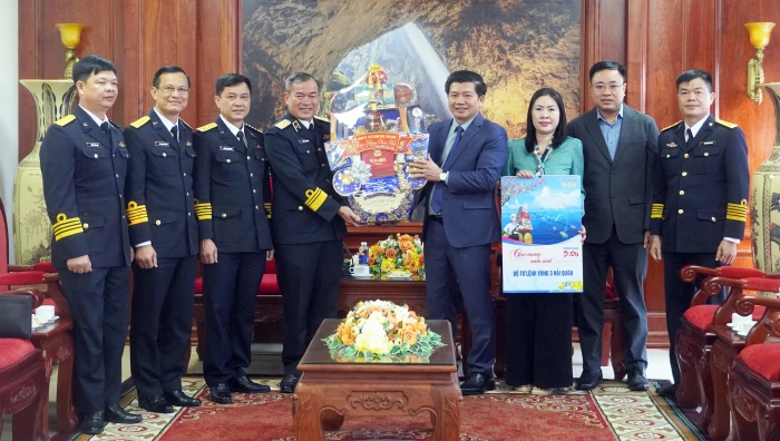 Đoàn công tác Bộ Tư lệnh Vùng 3 Hải quân chúc Tết Đảng bộ và Nhân dân tỉnh Quảng Trị