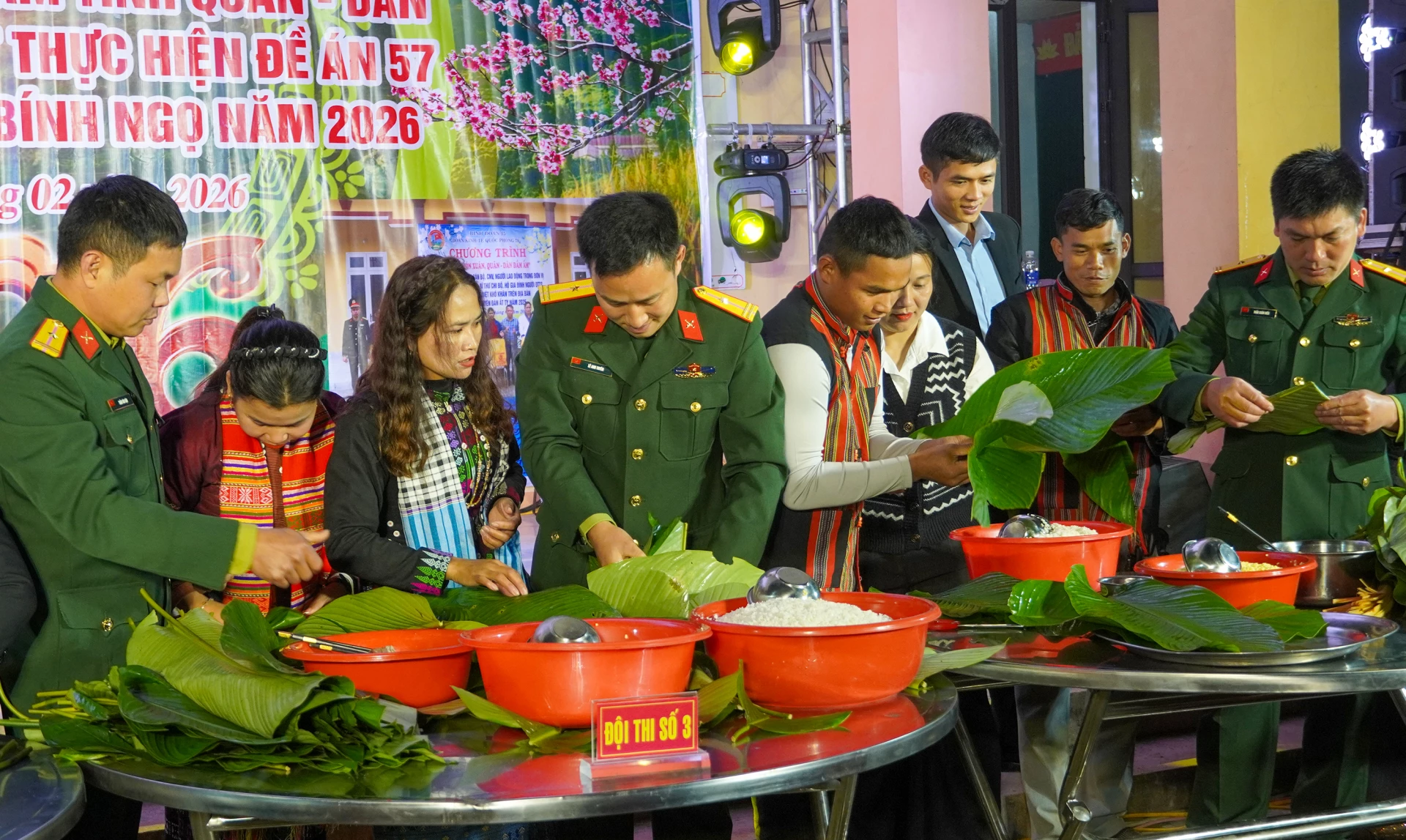 Hội thi gói bánh chưng với chủ đề: “Bánh chưng xanh - ấm tình quân dân” - Ảnh: N.H