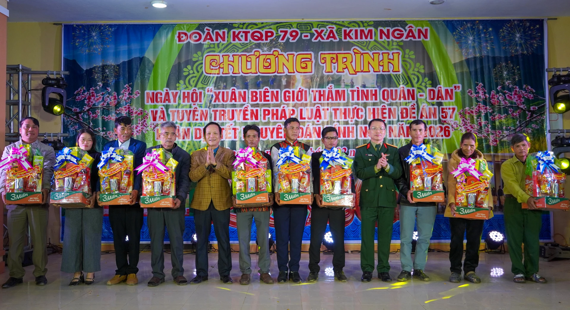 Đại diện Ban Chỉ huy Đoàn Kinh tế-Quốc phòng 79 và lãnh đạo địa phương trao quà cho già làng, trưởng bản, Bí thư chi bộ, người có uy tín,