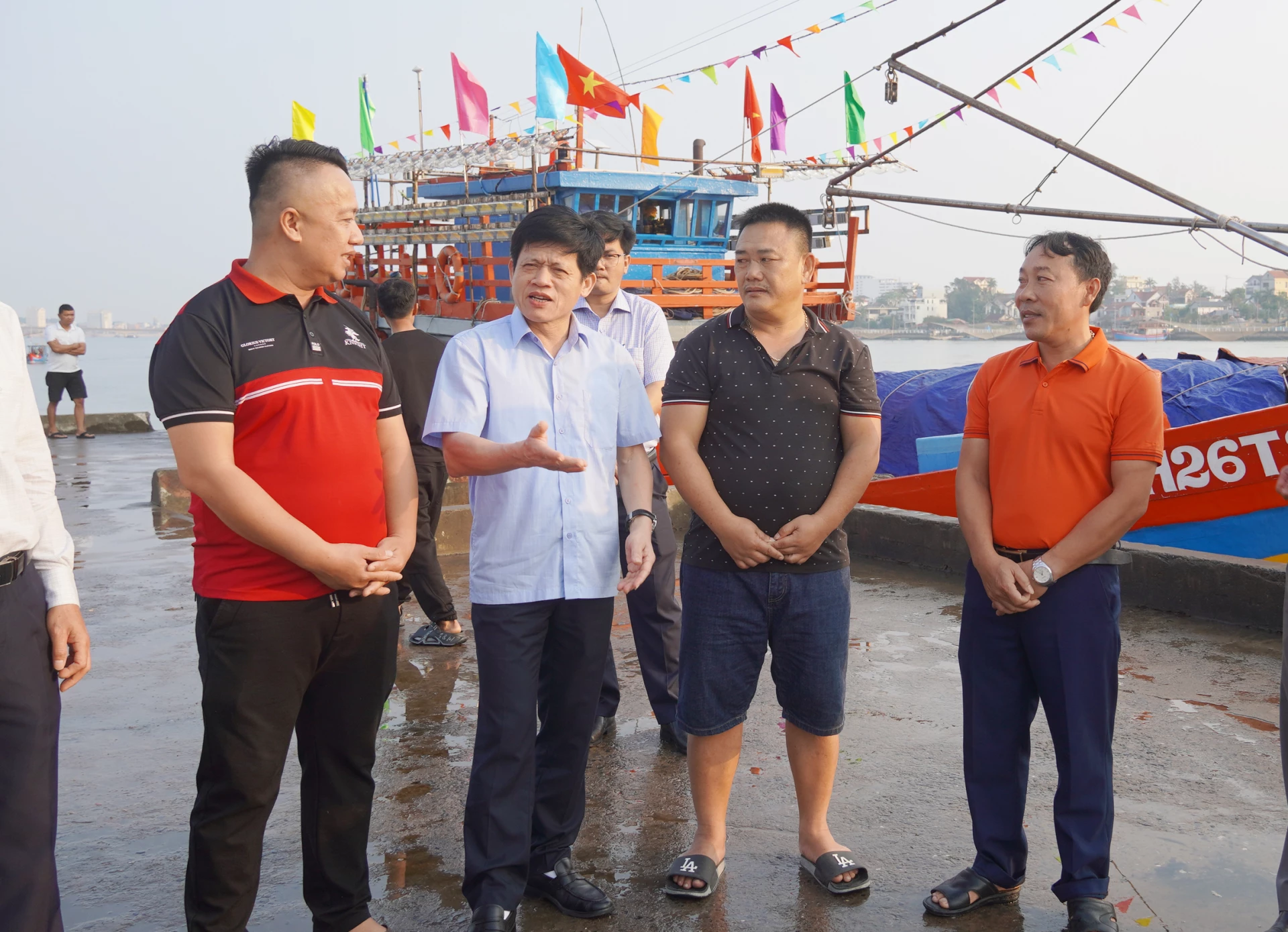 Đồng chí Phó Chủ tịch UBND tỉnh Lê Văn Bảo thăm hỏi, động viên ngư dân tại Cảng cá Nhật Lệ, phường Đồng Hới - Ảnh: X.P