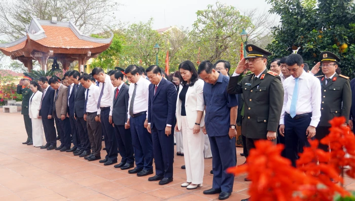 Đoàn đại biểu Đảng bộ, chính quyền, lực lượng vũ trang và Nhân dân tỉnh dâng hương tại Đền thờ Bác Hồ và các Anh hùng liệt sĩ