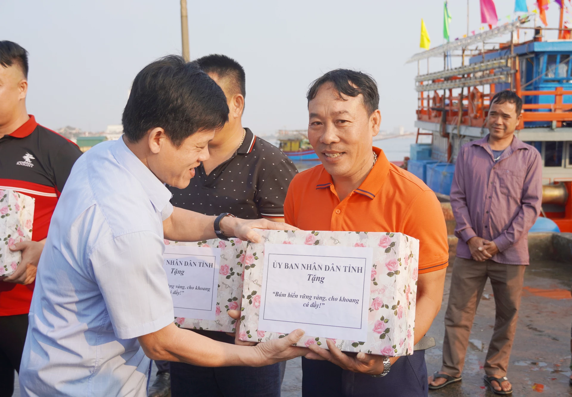 Đồng chí Phó Chủ tịch UBND tỉnh tặng quà ngư dân nhân dịp chuyến biển đầu năm 2026 - Ảnh: X.P

