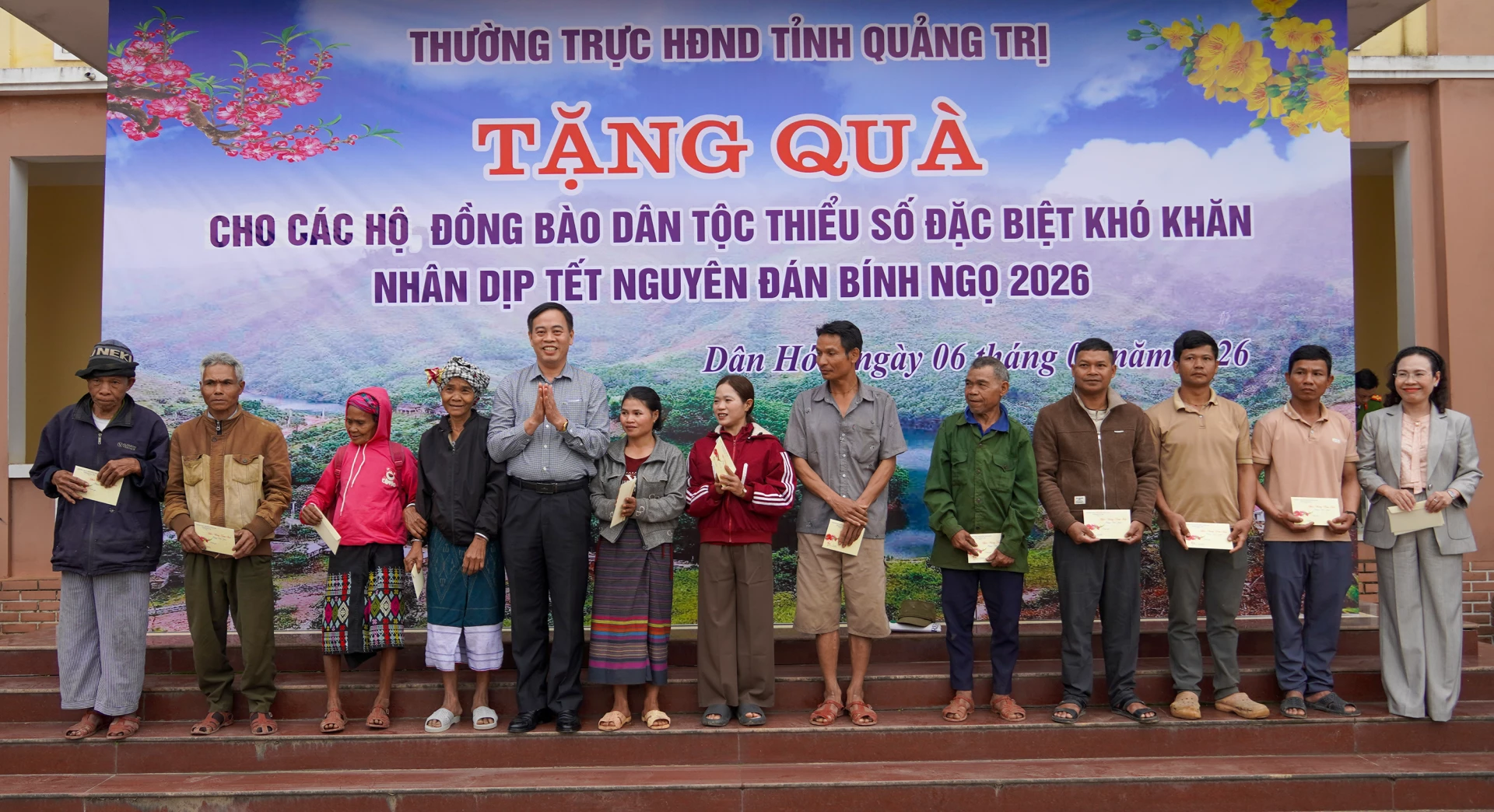 Đồng chí Nguyễn Đăng Quang, Phó Bí thư Tỉnh ủy, Chủ tịch HĐND tỉnh và đồng chí Phạm Thị Hân, Ủy viên Ban Thường vụ Tỉnh ủy, Phó Chủ tịch Thường trực HĐND tỉnh trao quà cho các hộ gia đình tại xã Dân Hoá - Ảnh: N.H