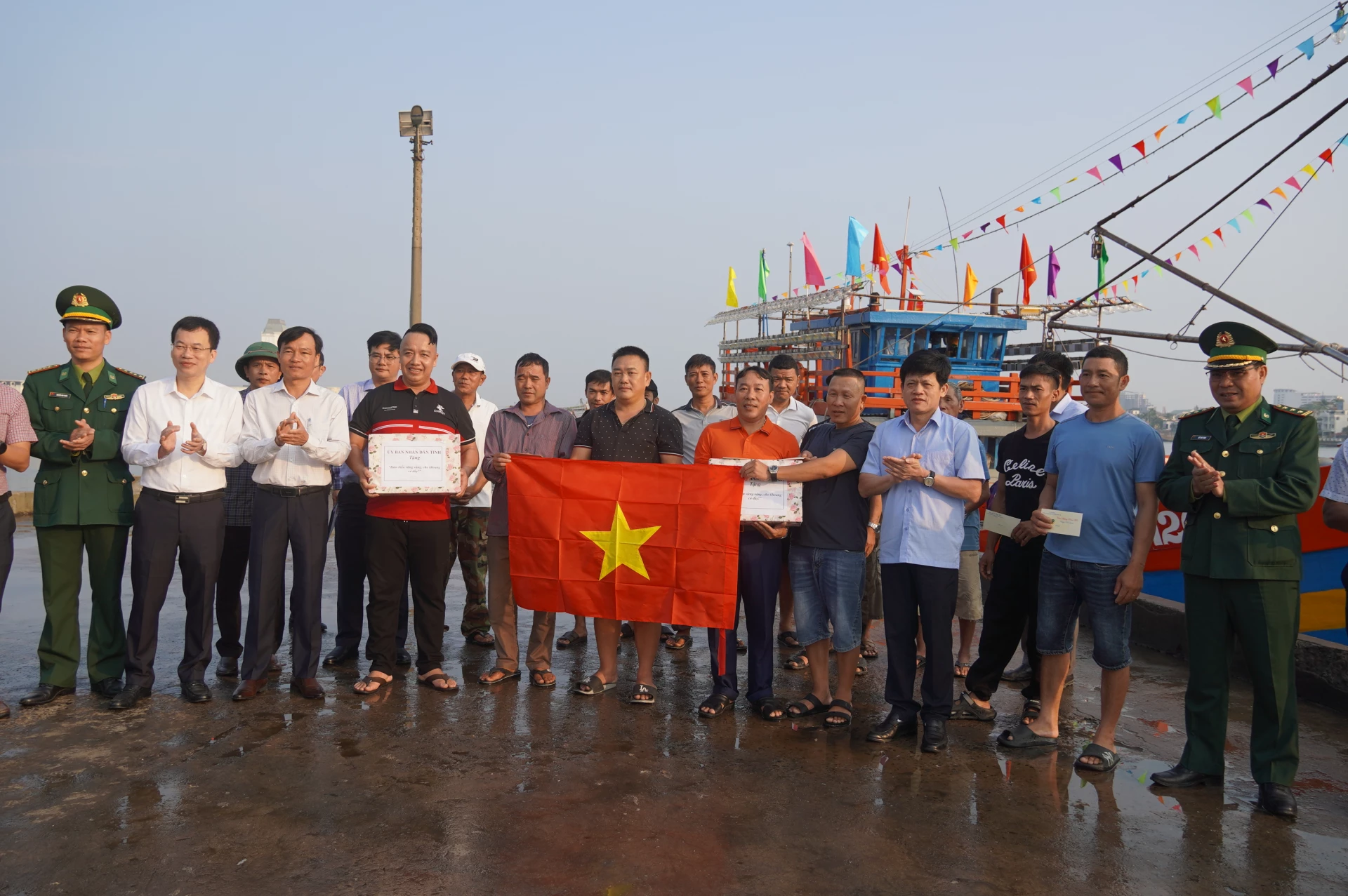 Đồng chí Phó Chủ tịch UBND tỉnh thăm, động viên ngư dân đầu năm mới