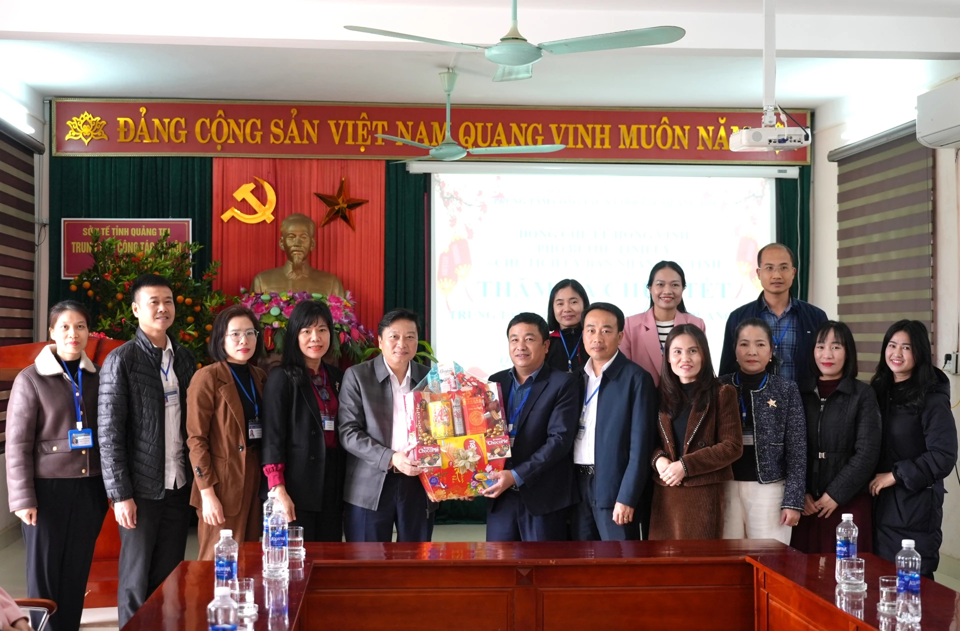 Đồng chí Lê Hồng Vinh, Chủ tịch UBND tỉnh thăm, tặng quà cho Trung tâm công tác xã hội Bắc Quảng Trị - Ảnh: T.Đ