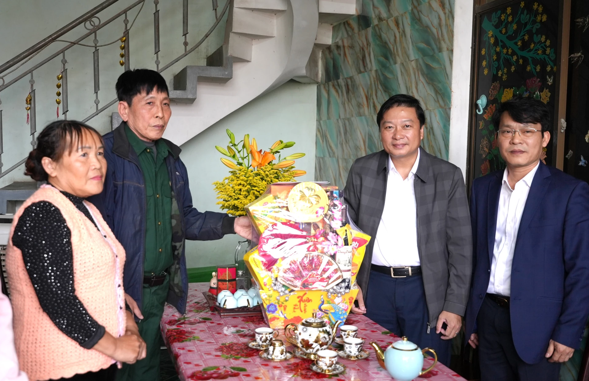 Đồng chí Lê Hồng Vinh, Chủ tịch UBND tỉnh thăm, tặng quà thương binh Ngô Thanh Huân, ở phường Đồng Thuận – Ảnh: T.Đ