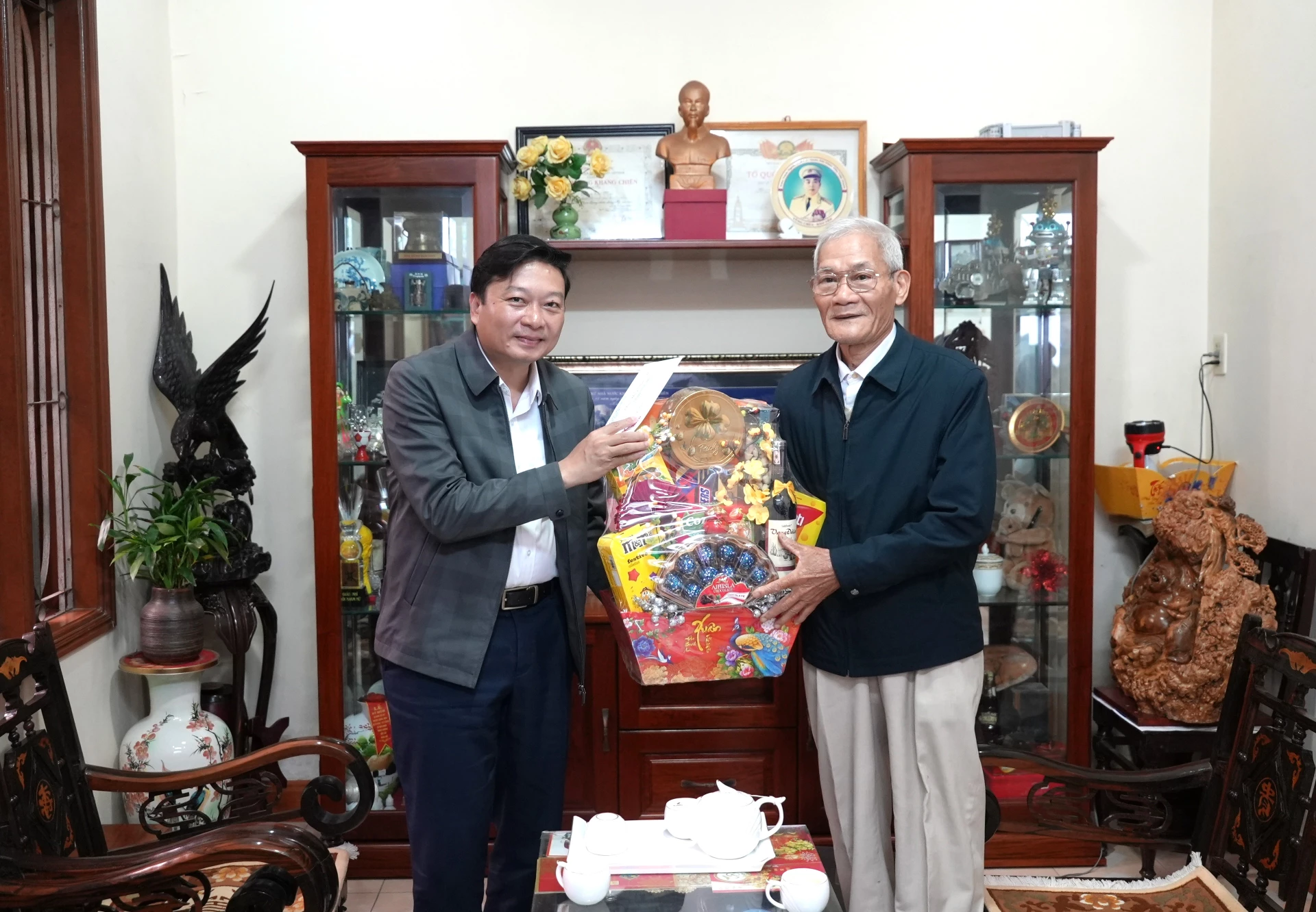 Đồng chí Lê Hồng Vinh, Chủ tịch UBND tỉnh thăm, chúc Tết đồng chí Phạm Phước, nguyên Chủ tịch UBND tỉnh – Ảnh: T.Đ