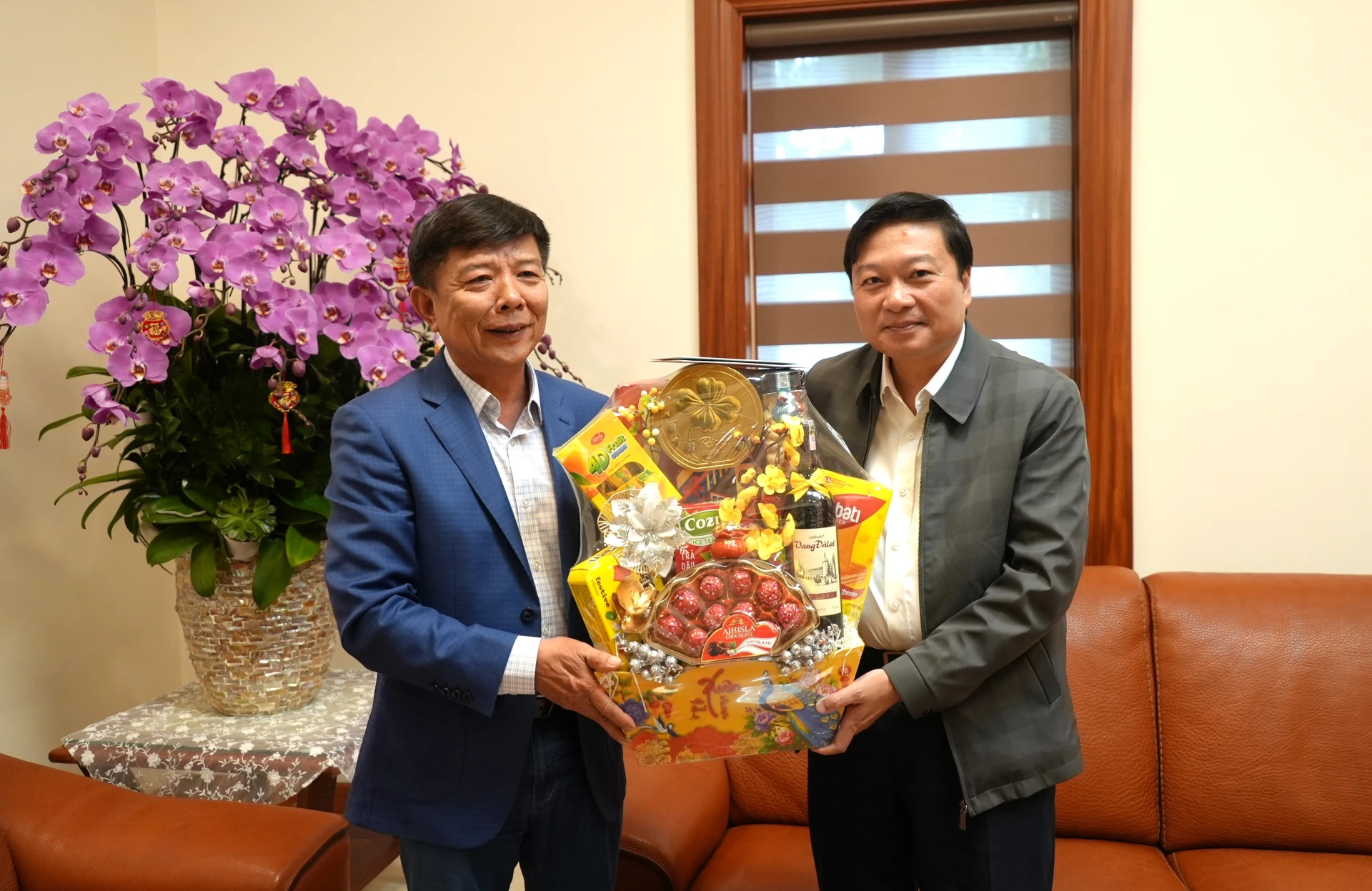 Đồng chí Lê Hồng Vinh, Chủ tịch UBND tỉnh thăm, chúc Tết đồng chí Nguyễn Hữu Hoài, nguyên Chủ tịch UBND tỉnh – Ảnh: T.Đ