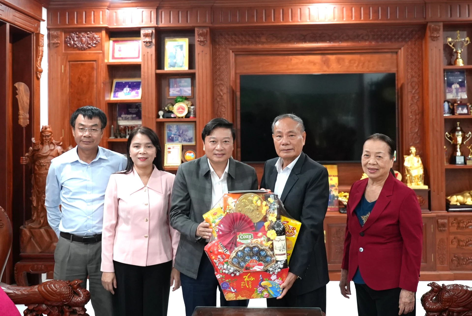 Đồng chí Lê Hồng Vinh, Chủ tịch UBND tỉnh thăm, chúc Tết đồng chí Phan Lâm Phương, nguyên Chủ tịch UBND tỉnh – Ảnh: T.Đ