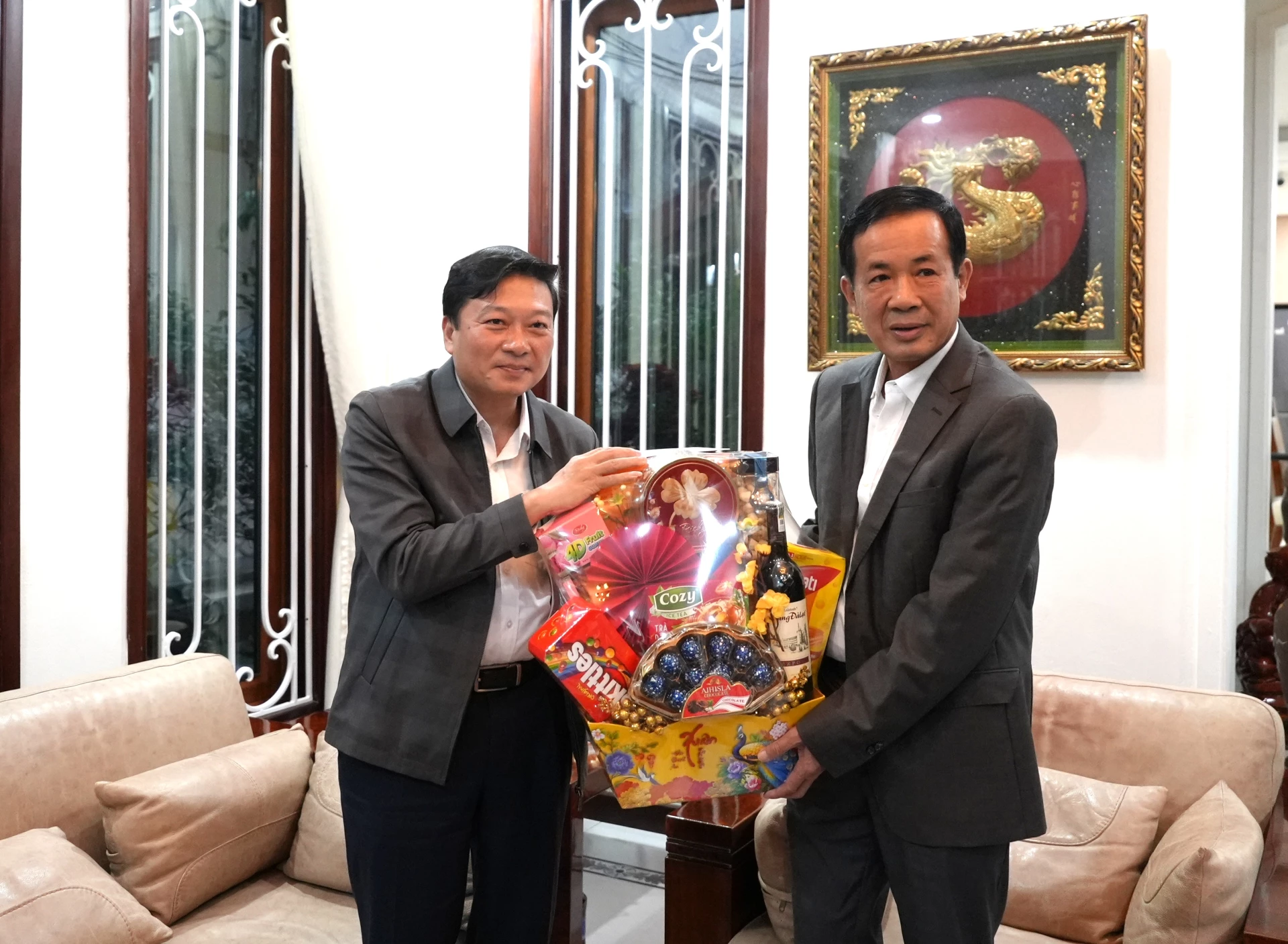 Đồng chí Lê Hồng Vinh, Chủ tịch UBND tỉnh thăm, chúc Tết đồng chí Trần Công Thuật, nguyên Chủ tịch UBND tỉnh – Ảnh: T.Đ