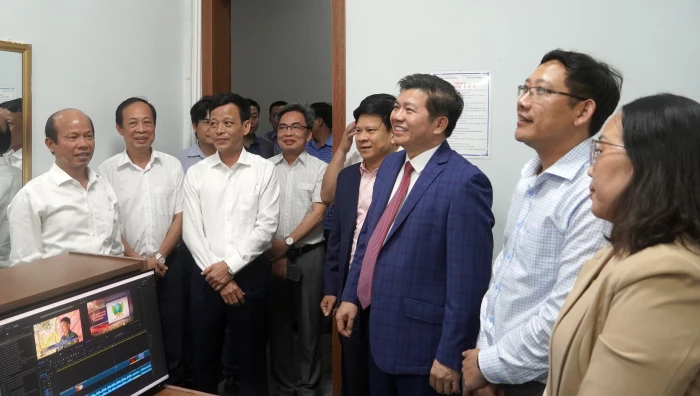 Đồng chí Phó Bí thư Thường trực Tỉnh ủy thăm, động viên các đơn vị làm nhiệm vụ trong đêm giao thừa