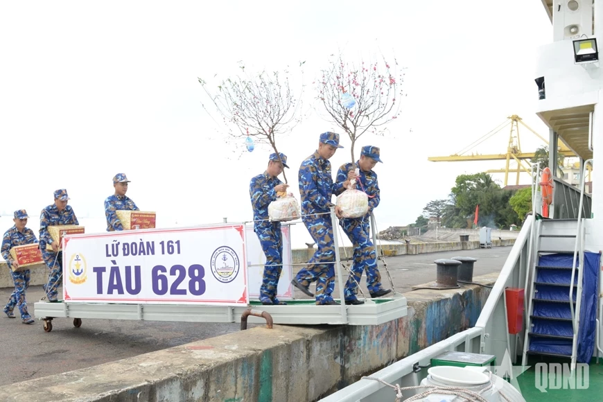 Chiến sĩ Vùng 3 Hải quân chuyển hàng và quà Tết lên tàu tặng quân dân đặc khu Cồn Cỏ (tỉnh Quảng Trị). 