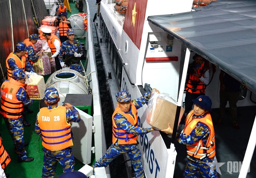 Quà Tết được chuyển lên đảo Cồn Cỏ.