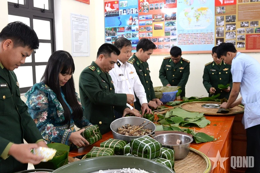 Quân dân quây quần gói bánh chưng chuẩn bị đón Tết. 

