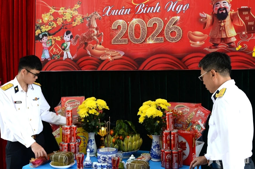 Cán bộ, chiến sĩ Trạm Radar 540 (Trung đoàn 351, Vùng 3 Hải quân) trang trí bàn thờ đón Tết. 