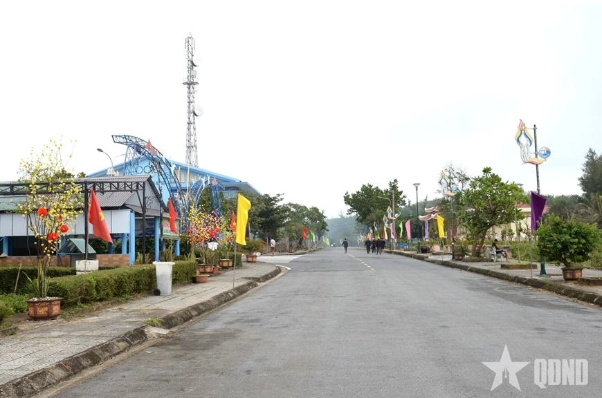 Trên các tuyến đường được trang trí cờ, hoa. 

