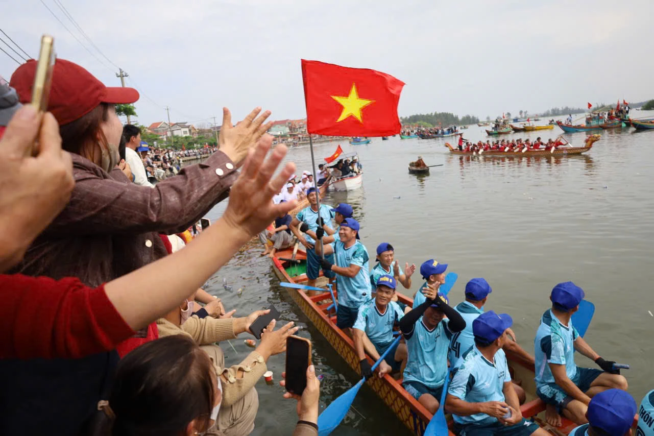 Cổ động viên chia sẻ niềm vui chiến thắng cùng đội đua thôn 6. Ảnh: D.H