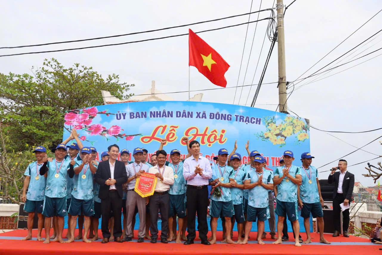 Ban tổ chức trao huy chương vàng cho các VĐV đội đua thôn 6. Ảnh: D.H