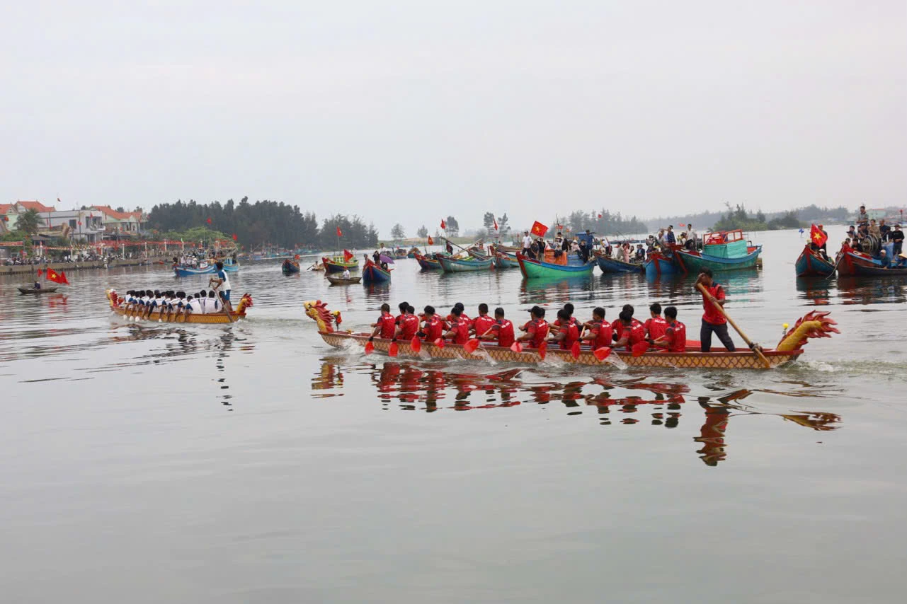 Các đội bám đuổi quyết liệt qua từng vòng đua. Ảnh: D.H