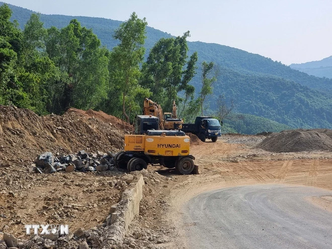 Giải phóng mặt bằng một dự án giao thông. (Nguồn: TTXVN)