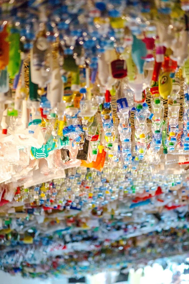 Rác thải nhựa trong một triển lãm ở Hà Nội. (Ảnh: CTV/Vietnam+)