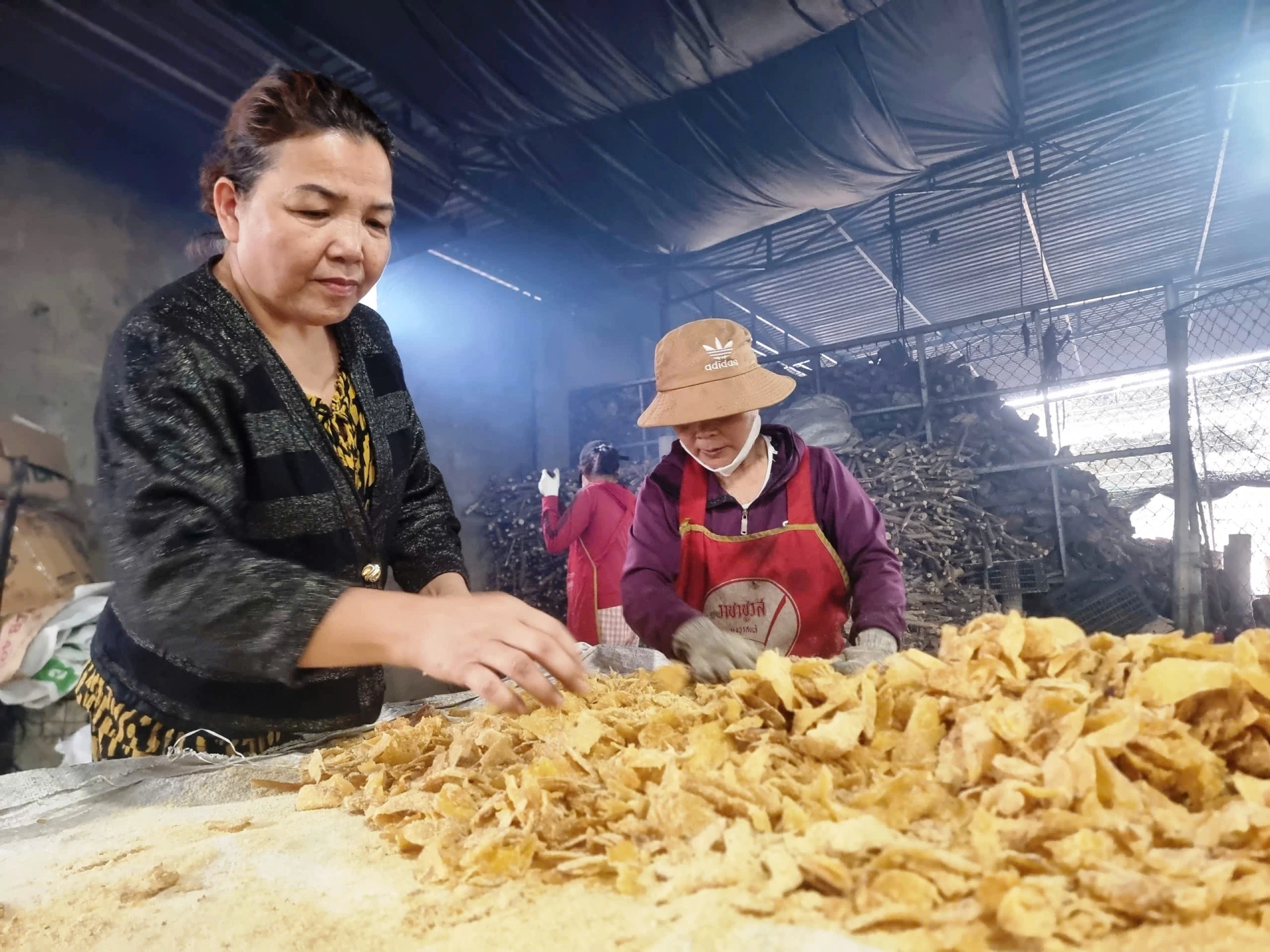 Mứt gừng ấm nóng mới ra lò - Ảnh: ĐV