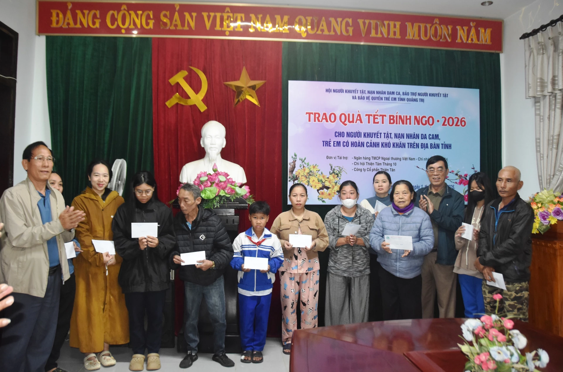 Trao quà Tết cho Tết Bính Ngọ - 2026 cho người khuyết tật, nạn nhân da cam và trẻ em có hoàn cảnh khó khăn thuộc các phường Đông Hà và Nam Đông Hà - Ảnh: ĐV