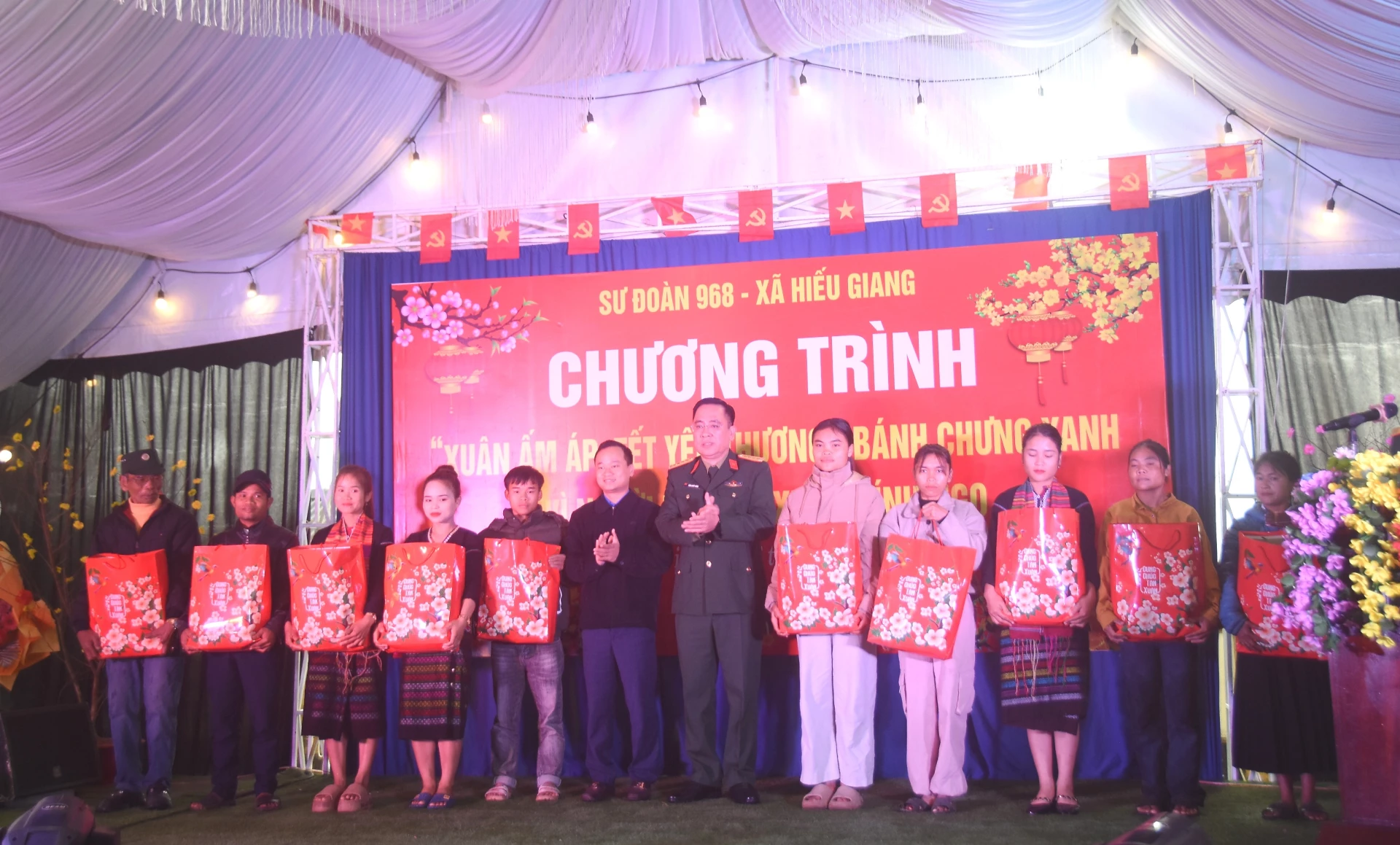 Trao tặng quà cho các gia đình có hoàn cảnh khó khăn ở thôn Bản Chùa, xã Hiếu Giang - Ảnh: ĐV