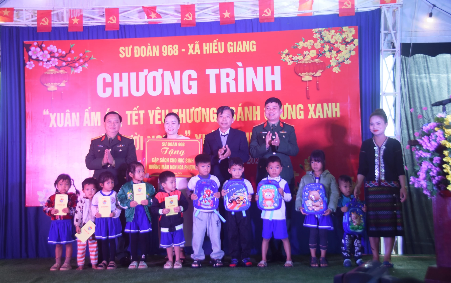 Trao tặng quà và cặp cho các em học sinh có hoàn cảnh khó khăn ở thôn Bản Chùa - Ảnh: ĐV