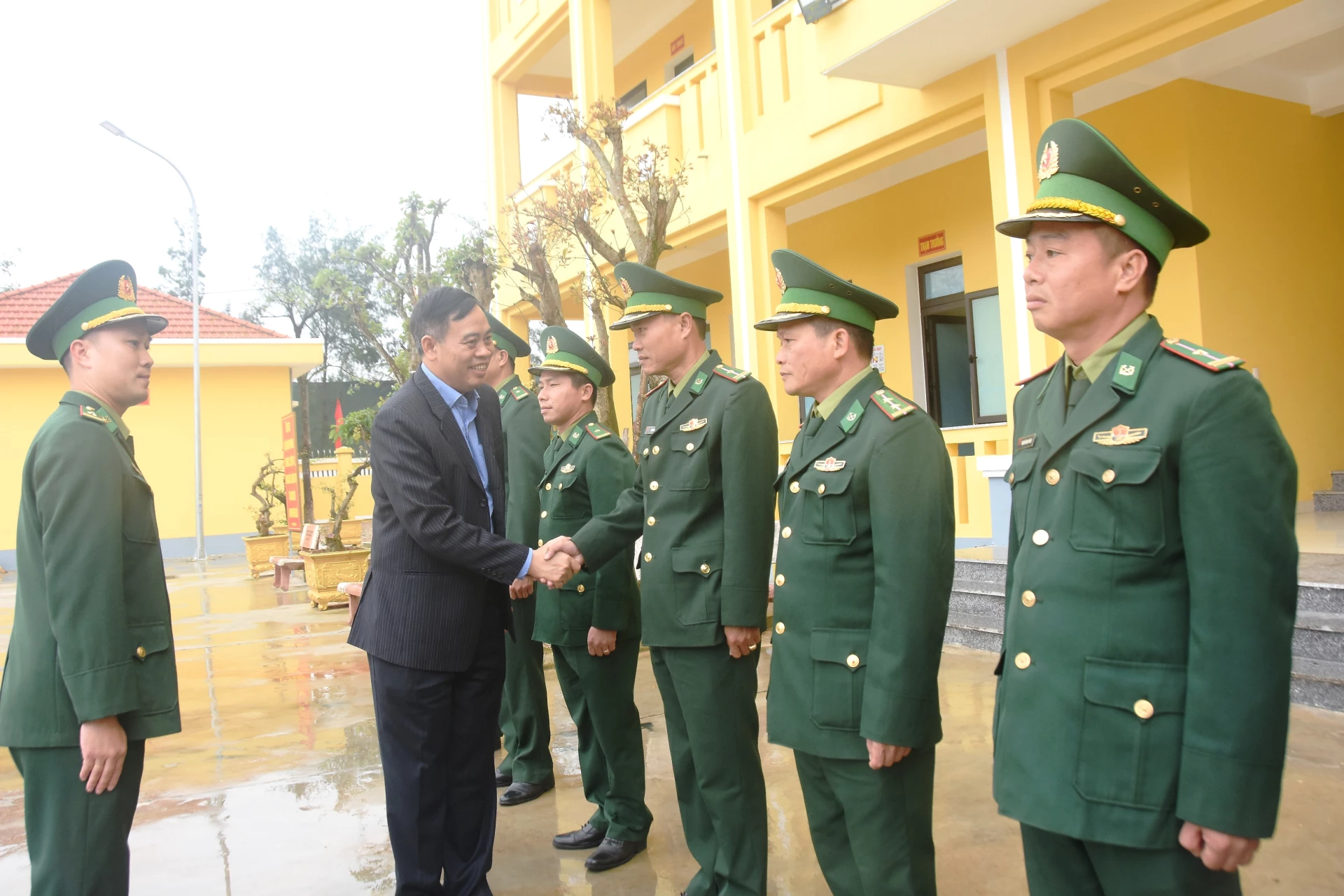 Đồng chí Nguyễn Đăng Quang, Phó Bí thư Tỉnh ủy, Chủ tịch HĐND tỉnh thăm, chúc Tết cán bộ, chiến sĩ Đồn Biên phòng cửa khẩu cảng Cửa Việt - Ảnh: ĐV