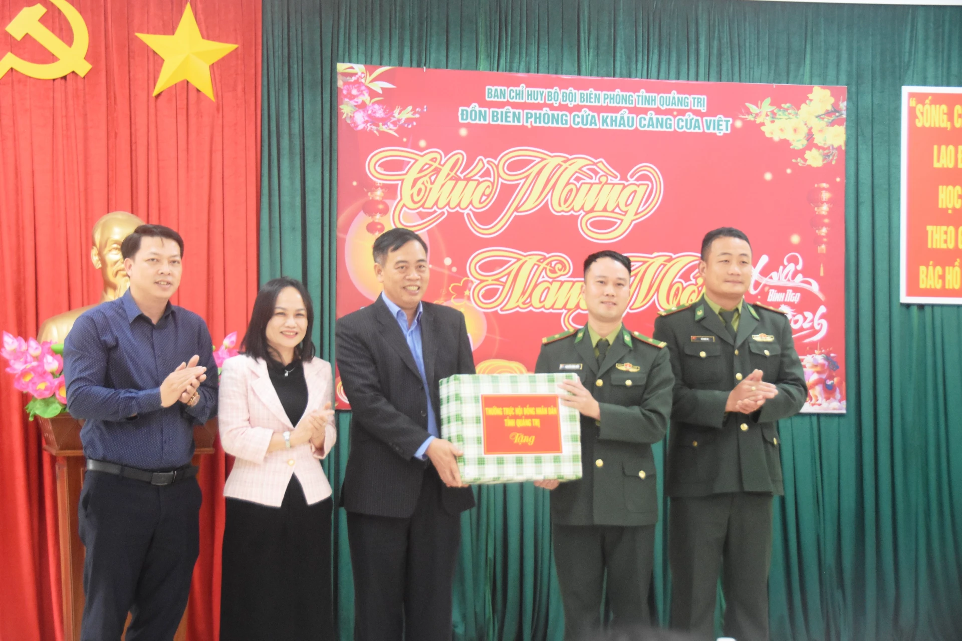 Đồng chí Nguyễn Đăng Quang, Phó Bí thư Tỉnh ủy, Chủ tịch HĐND tỉnh trao tặng quà Tết động viên cán bộ, chiến sĩ Đồn Biên phòng cửa khẩu cảng Cửa Việt - Ảnh: ĐV