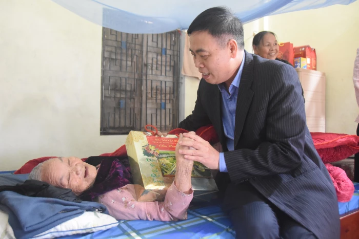 Đồng chí Phó Bí thư Tỉnh ủy, Chủ tịch HĐND tỉnh thăm, chúc Tết gia đình chính sách