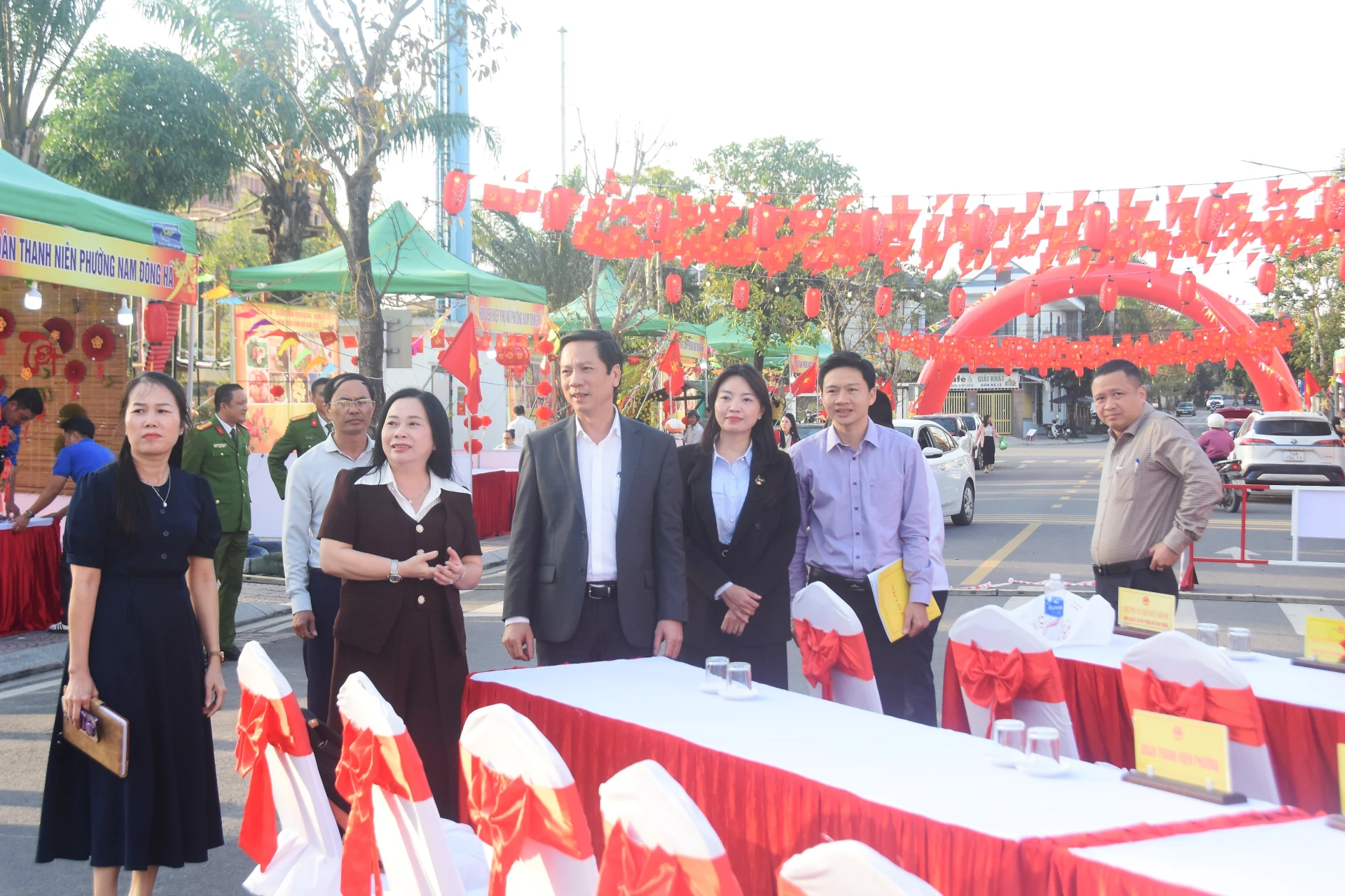 Đồng chí Phó Chủ tịch Thường trực UBND tỉnh Hoàng Nam kiểm tra công tác trang trí, chỉnh trang đô thị đón Tết Bính Ngọ 2026 tại phường Nam Đông Hà - Ảnh: ĐV