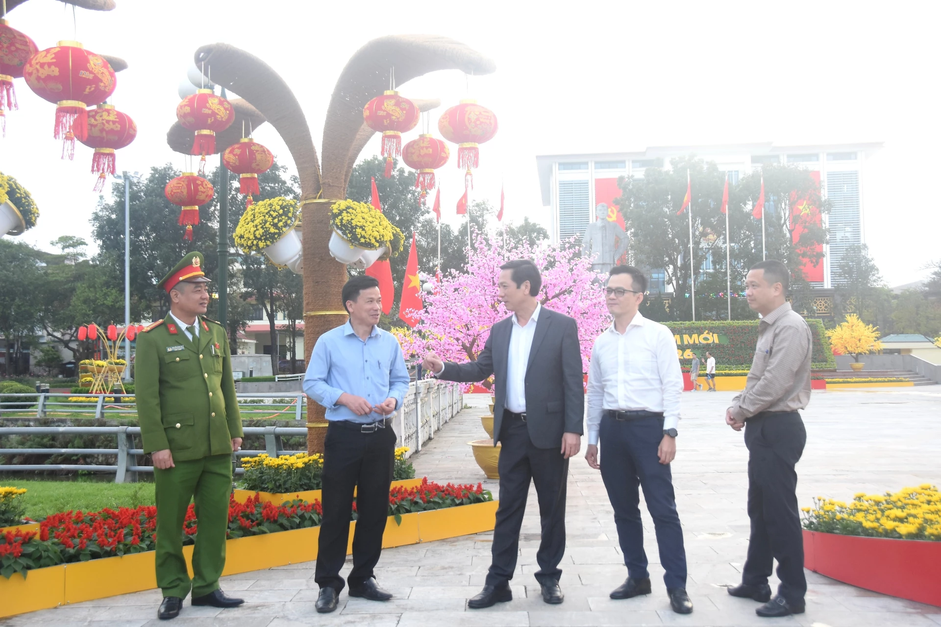 Đồng chí Phó Chủ tịch Thường trực UBND tỉnh Hoàng Nam kiểm tra công tác trang trí đón Tết Bính Ngọ 2026 tại Công viên Lê Duẩn, phường Đông Hà - Ảnh: ĐV