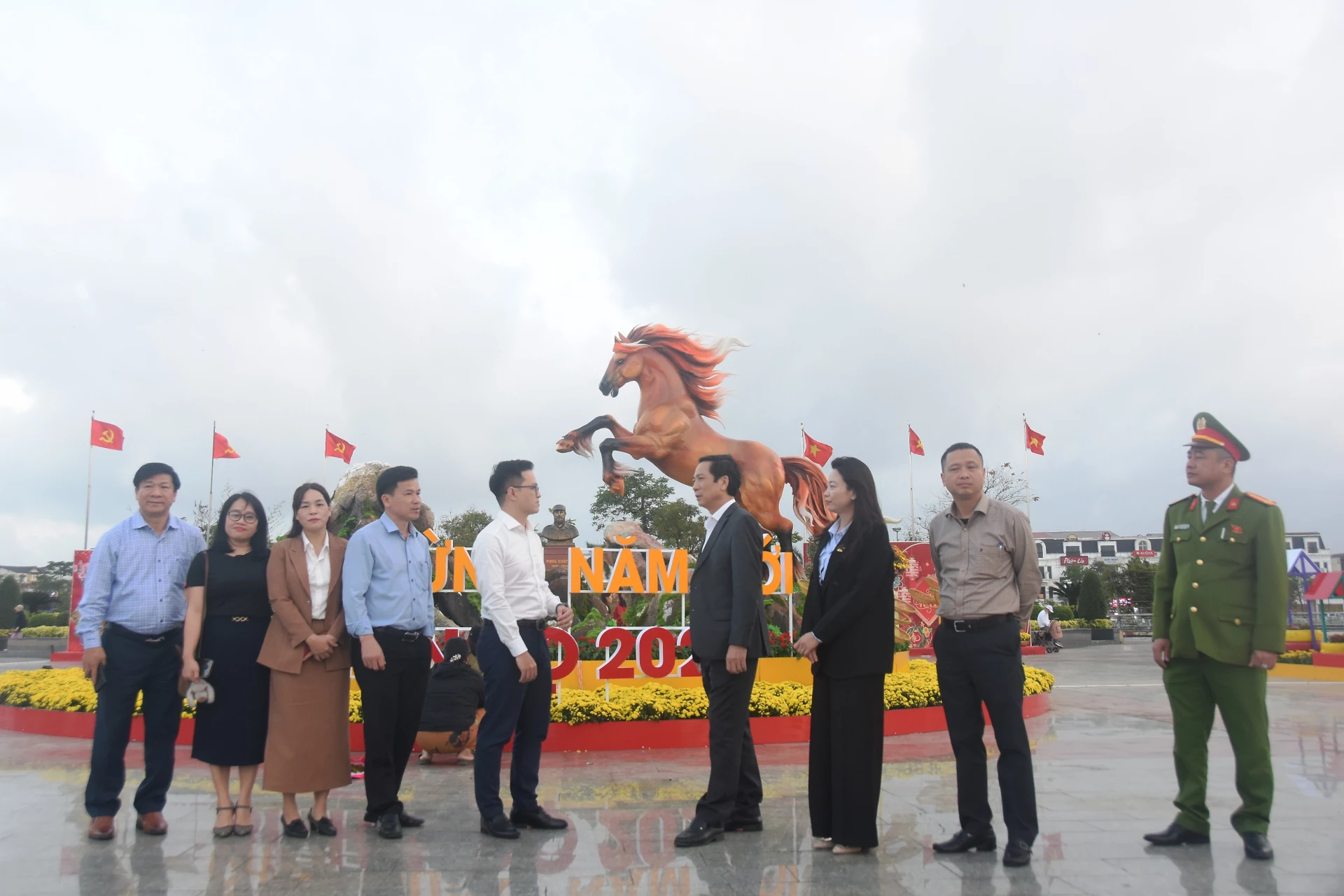 Đồng chí Phó Chủ tịch Thường trực UBND tỉnh Hoàng Nam kiểm tra công tác trang trí đón Tết Bính Ngọ 2026 tại Công viên Fidel, phường Đông Hà - Ảnh: ĐV